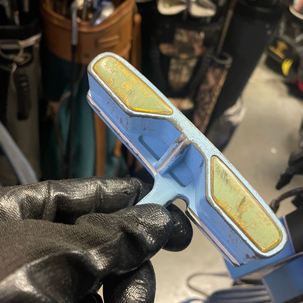 Cougar putter in right handed
With original grip